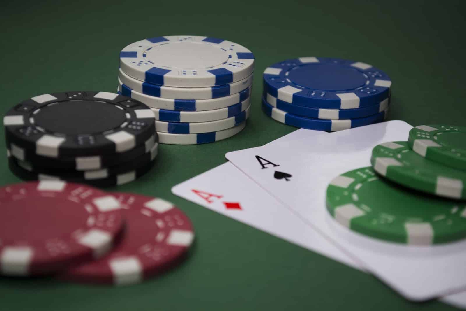 Poker Tells – Live and Online